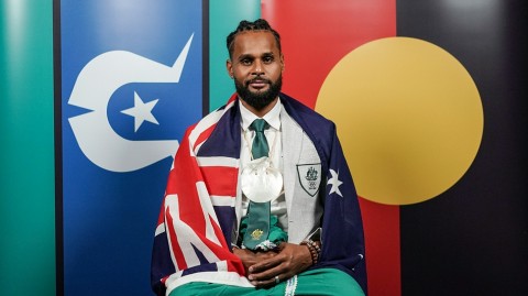 东京奥运会澳大利亚代表团旗手篮球球星米尔斯和游泳名将凯特坎贝尔