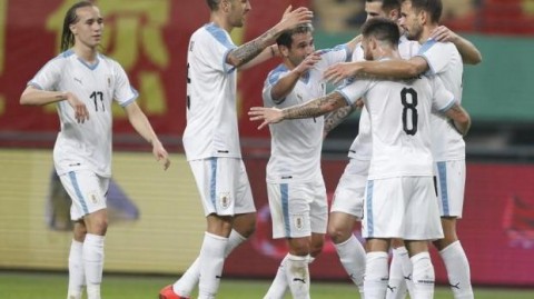 新帅邵佳一迪拜首秀两球领先遭追平，国足2-2乌兹别克斯坦暴露防线顽疾