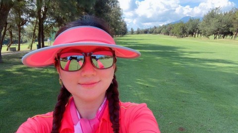 Selina凌晨挥杆展英姿 粉装加冕高球小甜心