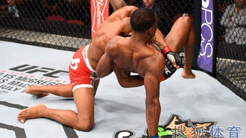 惠特克判定降服罗梅罗：中量级王座争霸两番激战